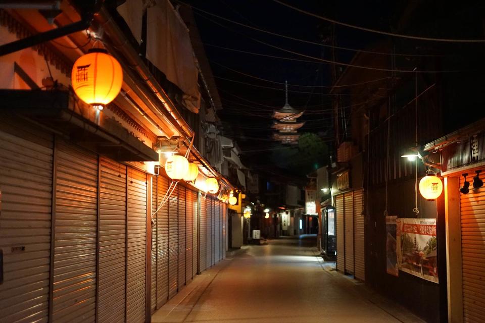 島上商店街早早收市，五重塔的光在暗夜中猶如燈塔。圖片來源：Shin Huang
