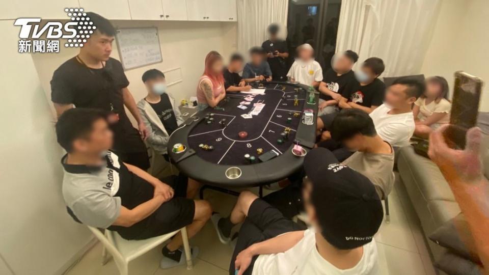 賭場為男子住家，警方上門時還有9名賭客在打牌。（圖／TVBS）