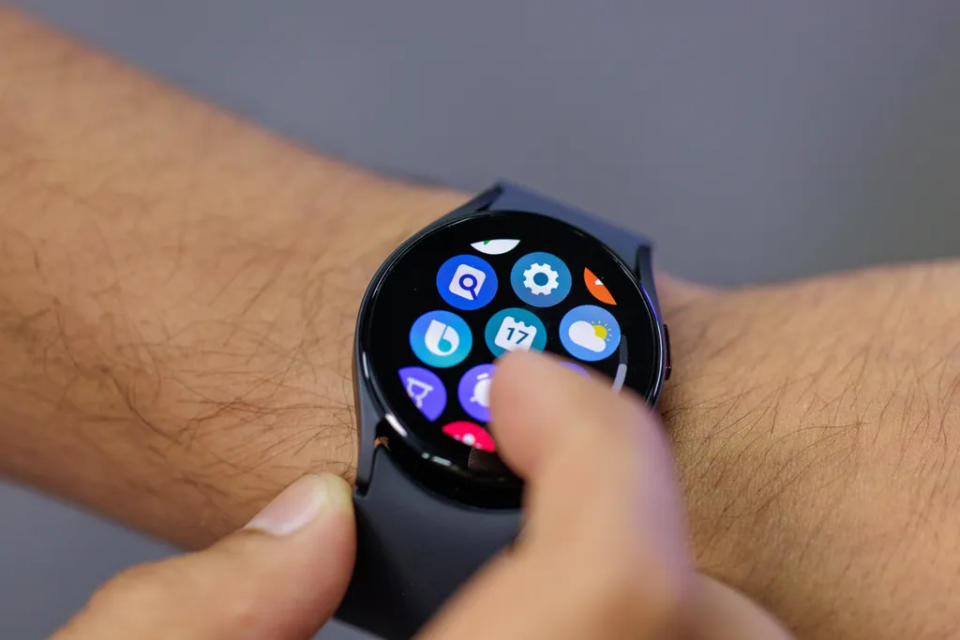 how to put on galaxy watch 5