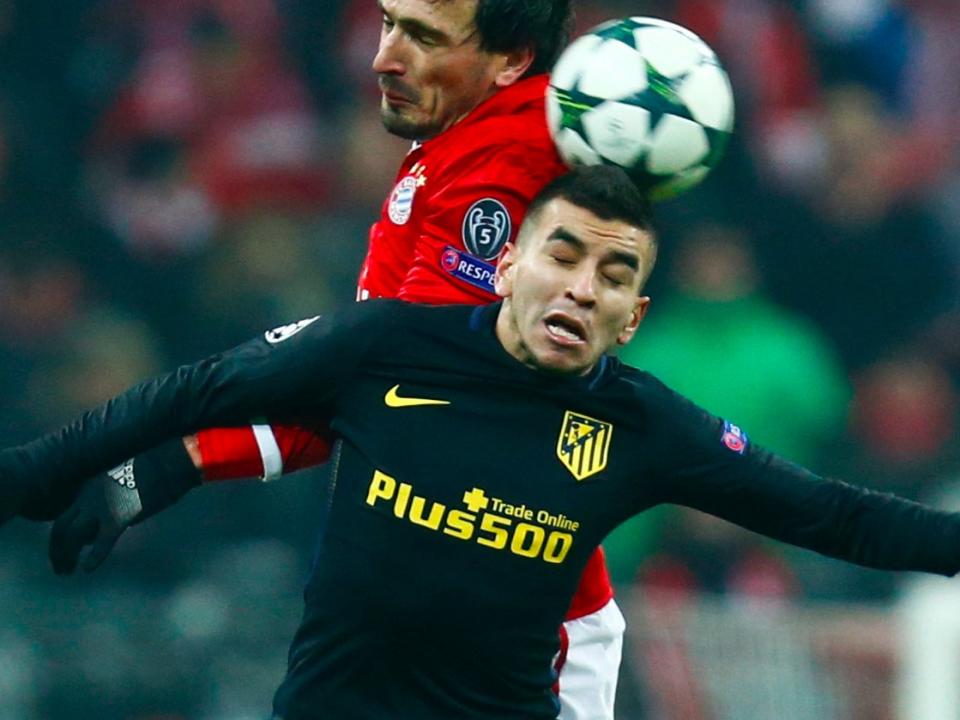 Football Soccer - Bayern Munich v Atletico Madrid - UEFA Champions League Group Stage - Group D - Allianz Arena, Munich, Germany - 06/12/16 - Bayern Munich's Mats Hummels in action with Atletico Madrid's Angel Correa.