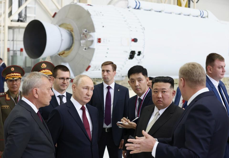 北韓領導人金正恩2023年9月13日在俄羅斯總統普丁陪同下，訪問俄羅斯阿穆爾州首府海蘭泡的軍工廠。美聯社