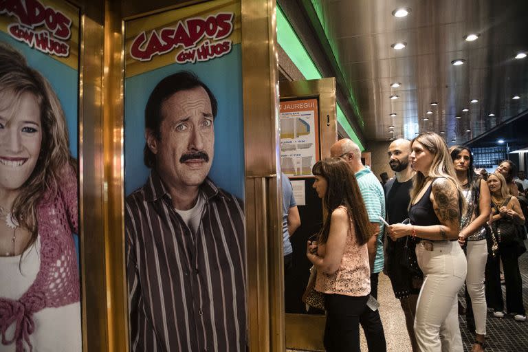 Fiebre de sábado por la noche en la avenida Corrientes, con el público entrando para ver la tercera función del día de Casados con hijos