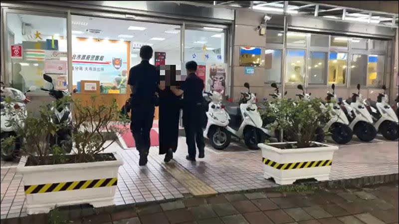 陳女被警方帶回派出所。（圖／翻攝畫面）