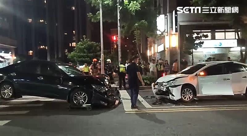 警方到場處理車禍事故。（圖／翻攝自細說淡水）