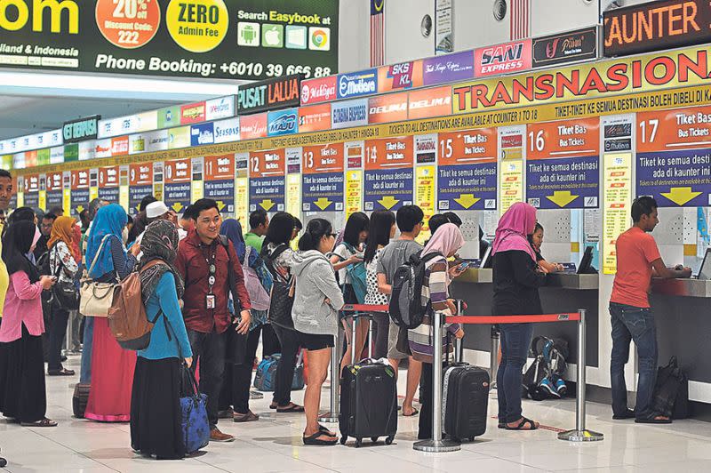 People queue up for bus tickets at the TBS Integrated Terminal in Bandar Tasik Selatan. ― Malay Mail pic