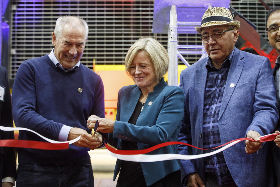Alberta Premier Rachel Notley, Suncor CEO Steve Williams and Chief Jim Boucher, Fort McKay cut the ribbon during the Suncor Fort Hills grand opening in Fort McMurray Alta, on Monday, September 10, 2018. (THE CANADIAN PRESS/Jason Franson)