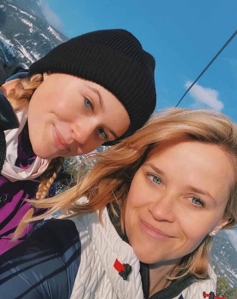 Reese Witherspoon prend régulièrement la pose au côté de sa fille Ava, et à chaque fois, l'étonnement est de mise chez les internautes. Les deux femmes se ressemblent comme deux gouttes d'eau, et chaque année qui passe les rapproche un peu plus. D'autant que les deux femmes sont également extrêmement complices. © Instagram Reese Witherspoon