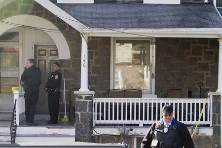 Police search outside a home in a suburb of Philadelphia where a suspect in five killings was believed to be barricaded in Souderton, Pennsylvania, December 15, 2014. REUTERS/Brad Larrison