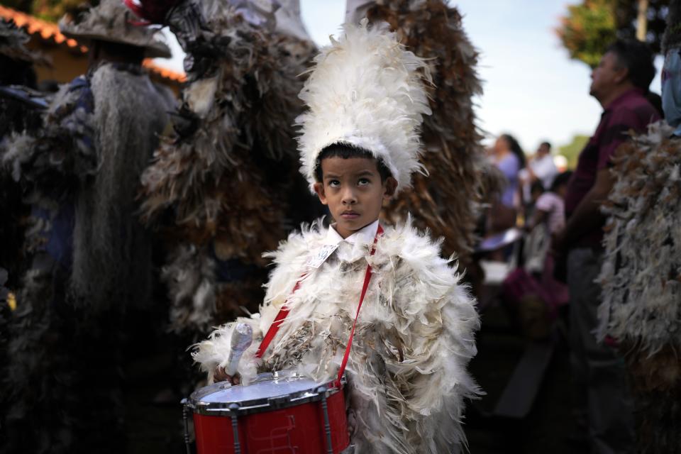 Ignacio Sánchez, vestido en un traje con plumas, participa en una procesión en homenaje a san Francisco Solano, en Emboscada, Paraguay, el miércoles 24 de julio de 2024. Cientos de fieles católicos en Paraguay se ponen trajes de aves y desfilan por las calles en memoria del santo del siglo XVI, que creen poseía poderes milagrosos. (AP Foto/Jorge Saenz)