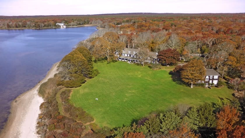 Not ready to move back to the city full-time, wealthy New York executives are commuting to Manhattan for business via helicopter or seaplane from homes in East Hampton and other posh locales. <span class="copyright">(Jake Rajs)</span>