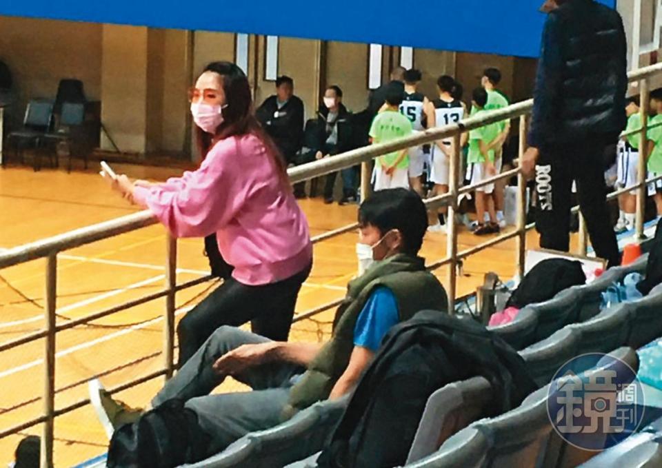 陶晶瑩（左）、李李仁（右）夫妻遭投訴，因不滿女兒越級打球被檢舉，在球場邊大聲。（讀者提供）