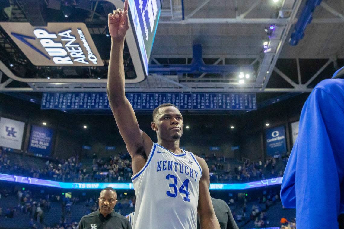 Back-to-back wins from Kentucky star Oscar Tshiebwe (34) and his teammates have put UK on the right side of the NCAA Tournament bubble, barely, in Joe Lunardi’s ESPN.com bracketology.