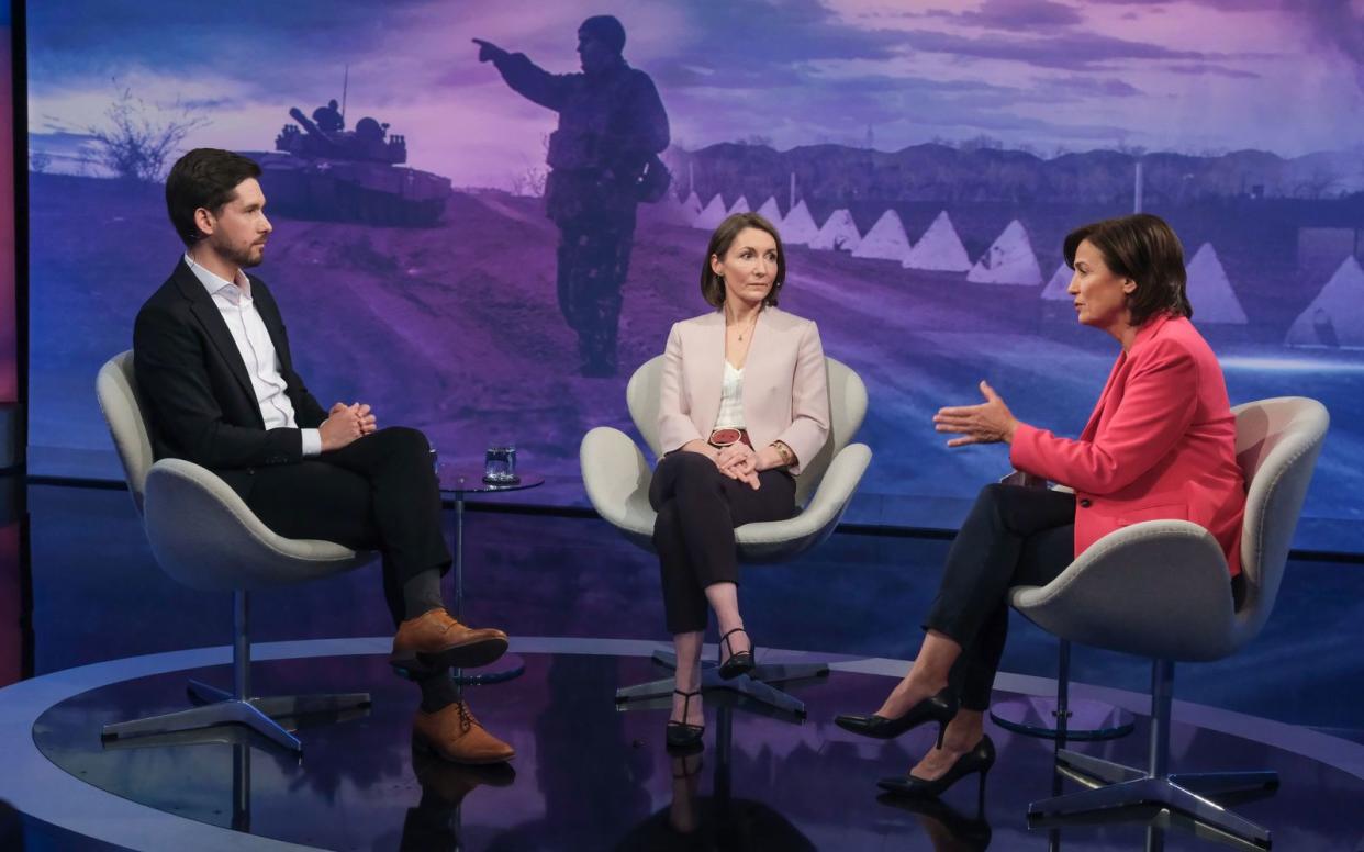 Sandra Maischberger (rechts) sprach mit Vassili Golod und Claudia Major über die Lage in der Ukraine. (Bild: WDR / Oliver Ziebe)
