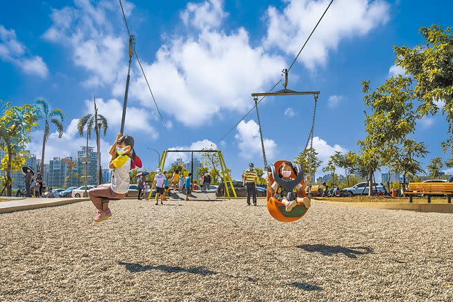 竹北市AI智慧園區公園假日都吸引很多親子前來休閒遊憩，是目前新竹縣最夯的特色公園。（羅浚濱攝）