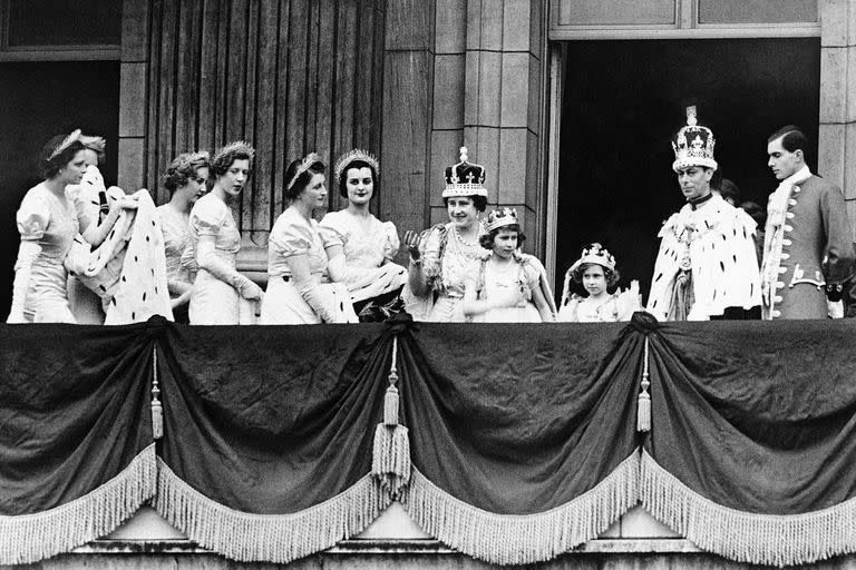 El rey Jorge VI de Gran Bretaña (segundo a la derecha) y la reina Isabel (en el centro) con sus hijas, la princesa Isabel y la princesa Margarita con sus túnicas de coronación, cuando aparecieron en el balcón del Palacio de Buckingham, en Londres, el 12 de mayo de 1937, después de su regreso de la Coronación en la Abadía de Westminster