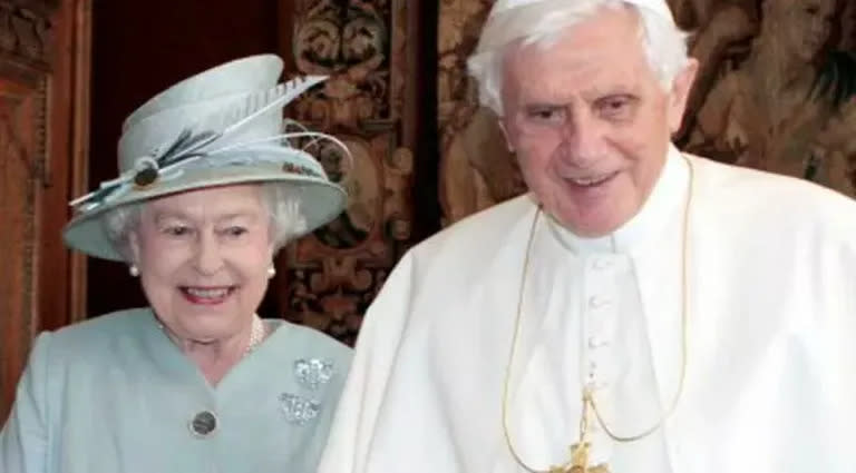 La reina Isabel junto a Benedicto XVI