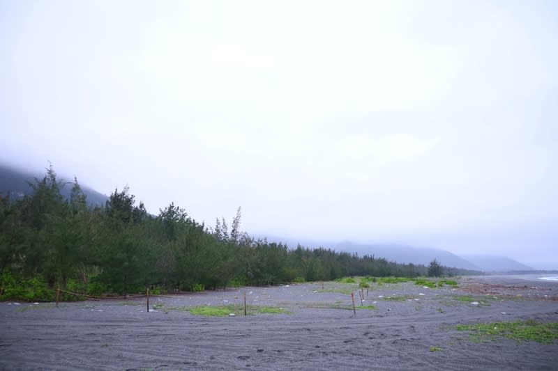 國軍設靶場未溝通引地方不滿（2） 陸軍花東防衛指揮部擬在花蓮縣新城鄉康樂村海灘規 劃靶場，但未以正式公文方式通知，鄉公所直到日前 才知道將進行步槍射擊訓練，除引起反彈，地方也憂 心地點鄰近七星潭風景區，若常態性實施訓練，恐影 響觀光。 （新城鄉公所提供） 中央社記者張祈傳真  113年3月6日 