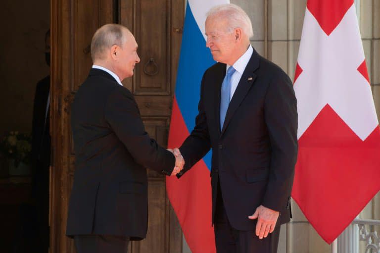 Le président américain Joe Biden et son homologue russe Vladimir Poutine se serrent la main au début de leur sommet, le 16 juin 2021 à Genève (photo d'illustration) - SAUL LOEB © 2019 AFP