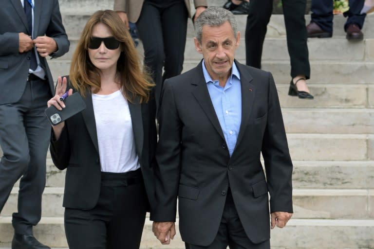 El expresidente francés Nicolas Sarkozy y su esposa, la modelo y cantante Carla Bruni, salen del funeral de la cantante Françoise Hardy, el 20 de junio de 2024 en París (Bertrand GUAY)