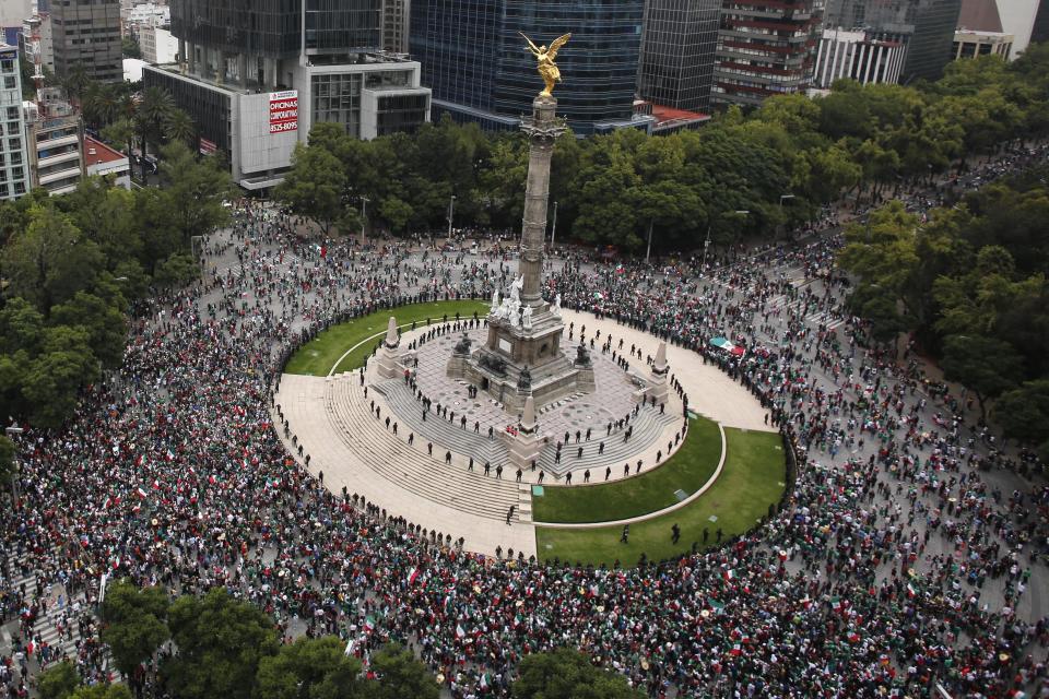 Mexicans celebrate at the Angel of Independence monument in Mexico City August 11, 2012 after Mexico defeated Brazil in their men's soccer gold medal match during the London 2012 Olympic Games. REUTERS/Bernardo Montoya (MEXICO - Tags: SPORT SOCCER OLYMPICS)