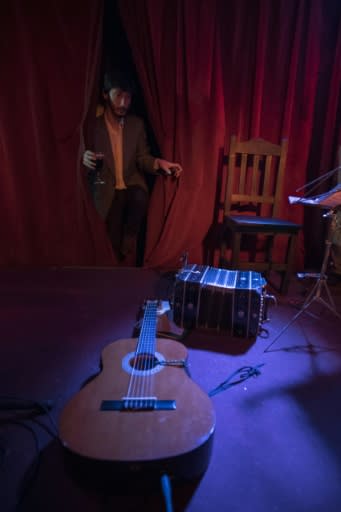 A musician steps on stage at Chamuyo milonga in Montevideo