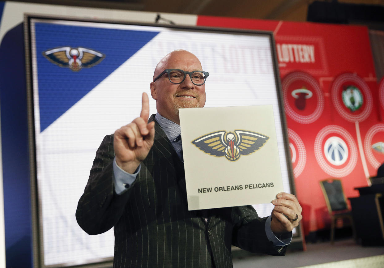 David Griffin, vicepresidente ejecutivo de operaciones deportivas de los Pelicans de Nueva Orleáns, sostiene un letrero luego de que se anunció que su equipo había ganado la lotería del draft de la NBA, el martes 14 de mayo de 2019. (AP Foto/Nuccio DiNuzzo)