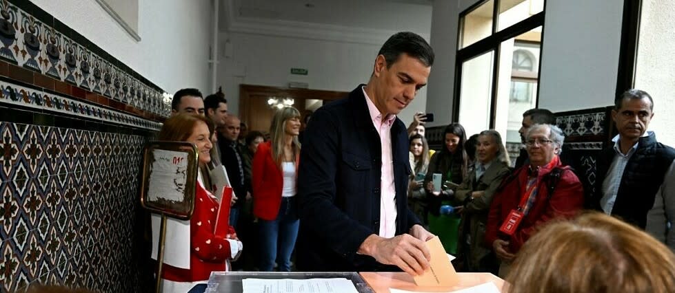 Le Parti socialiste du Premier ministre Pedro Sanchez a été sèchement battu dimanche aux municipales par le Parti populaire d’Alberto Nuñez Feijoo.  - Credit:JAVIER SORIANO / AFP