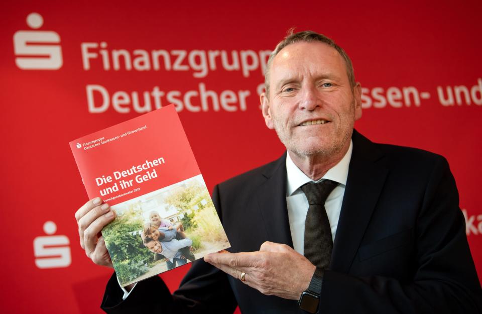 Helmut Schleweis, Präsident des Deutschen Sparkassen- und Giroverbandes (DSGV), stellt anlässlich des Weltspartages 2019 die Befragung "Vermögensbarometer – Die Deutschen und ihr Geld", vor.