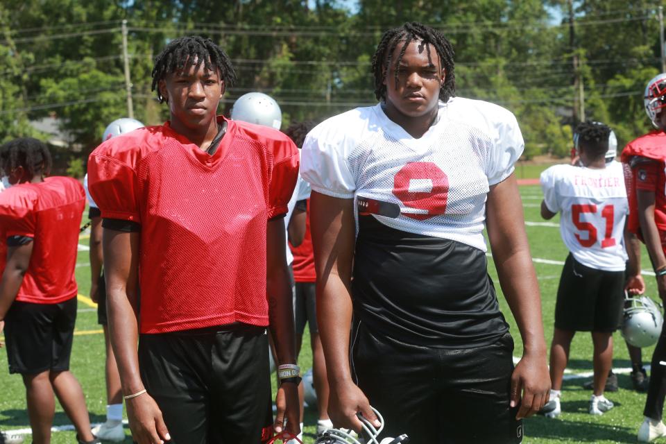 Edge Lorenzo Cowan (left) committed to Kentucky's 2024 class on Sept. 10, 2023.