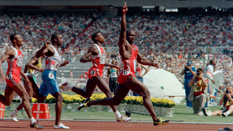 Por un momento, Ben Johnson fue el héroe nacional de Canadá antes de que los resultados positivos de una prueba de esteroides arruinasen su imagen, y él nunca se recuperó. (ROMEO GACAD / AFP)