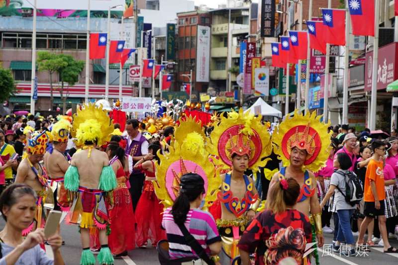 國慶連假適逢新北市淡水環境藝術節，淡水老街聚集了爆滿人潮。（盧逸峰攝）