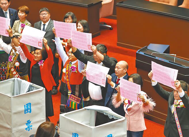 立法院第11屆立委報到宣誓就任，隨即舉行院長選舉，國民黨立委韓國瑜與黨籍立委一起亮票。（王英豪攝）