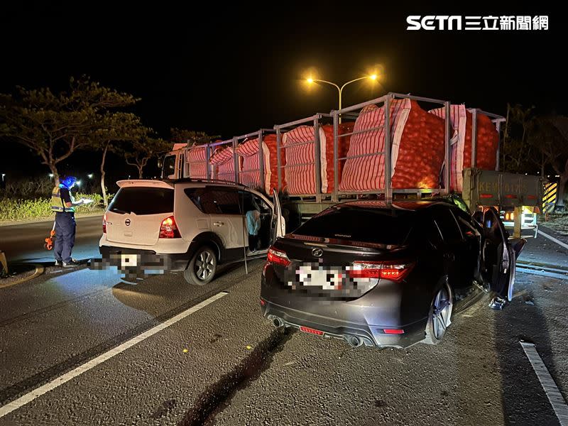 屏東2部轎車與貨車發生事故，造成1男3女送醫救治。（圖／翻攝畫面）