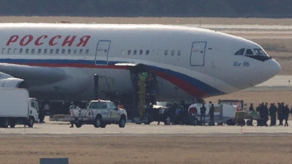 Avión ruso recogiendo diplomáticos expulsados del aeropuerto internacional de Dulles en Chantilly, Virginia, EE.UU.