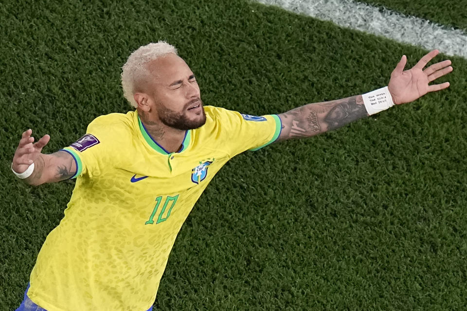 Neymar celebra tras marcar el segundo gol de Brasil en el partido contra Corea del Sur por los octavos de final del Mundial, el lunes 5 de diciembre de 2022, en Doha, Qatar. (AP Foto/Pavel Golovkin)