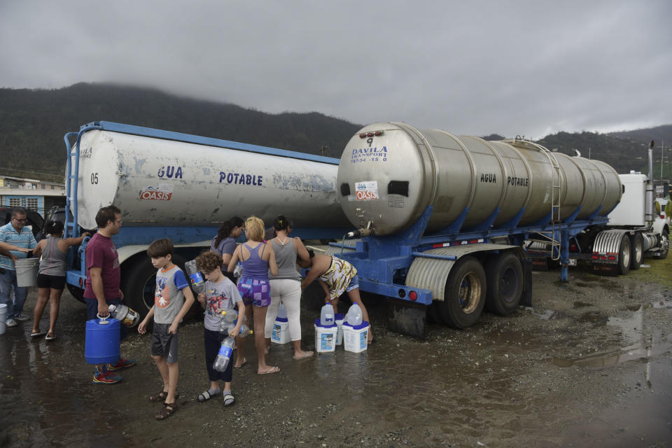 <p>Los residentes recogen agua potable en camiones cisternas en Yabucoa. (AP Photo/Carlos Giusti) </p>