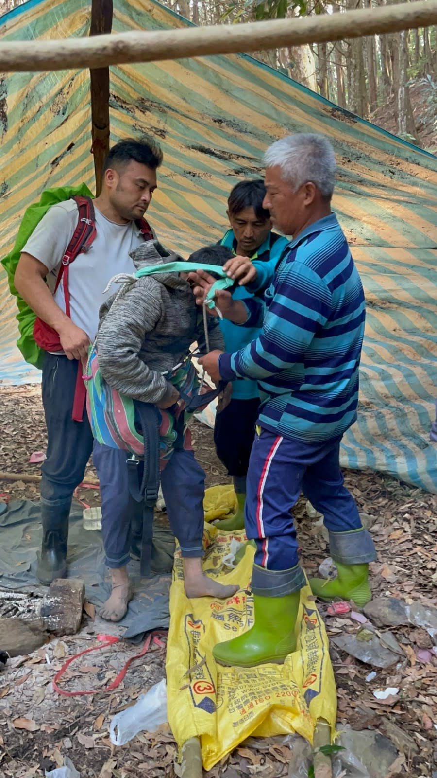 高雄一名那瑪夏區獵人，在桃源區梅山里六溪山一帶採藥，因右腳膝蓋舊傷復發無法行走，受困山中7天終於獲救。高雄消防局桃源分隊提供