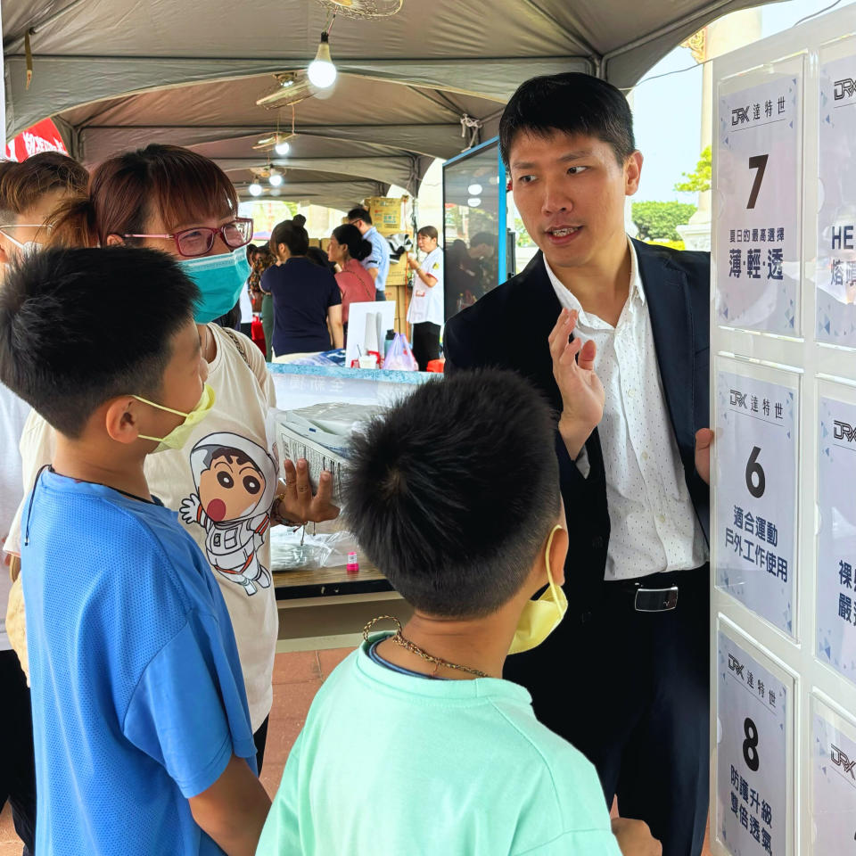 結合九宮格遊戲中的每張小卡，邀請信眾們從問答互動過程中輕鬆學到口罩內層結構與透氣舒適的關聯性。（達特世生技/提供）