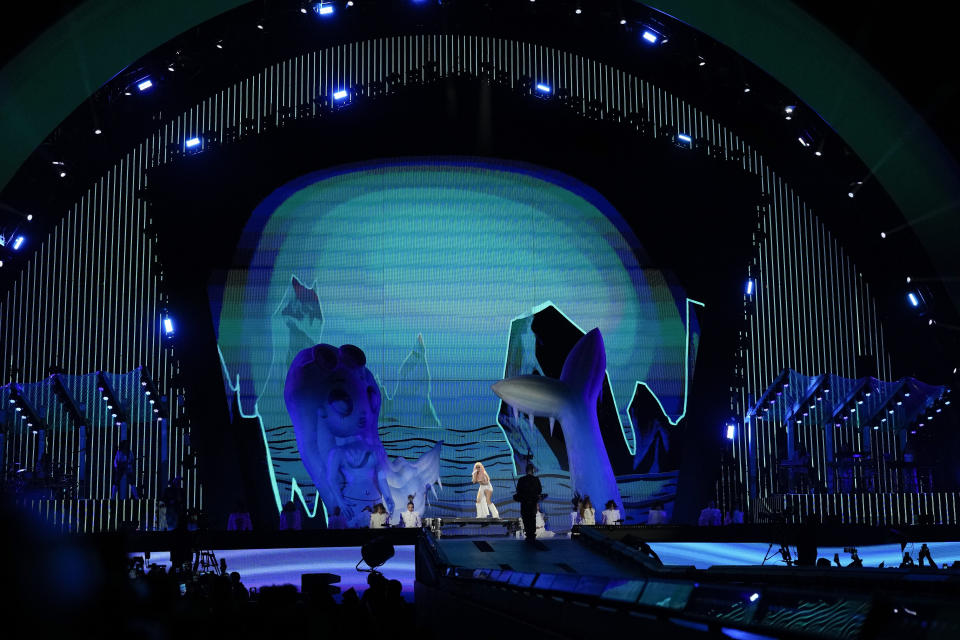 Karol G durante un concierto de su gira "Mañana será bonito" en el Estadio Azteca de la Ciudad de México el jueves 8 de febrero de 2024. (Foto AP/Eduardo Verdugo)