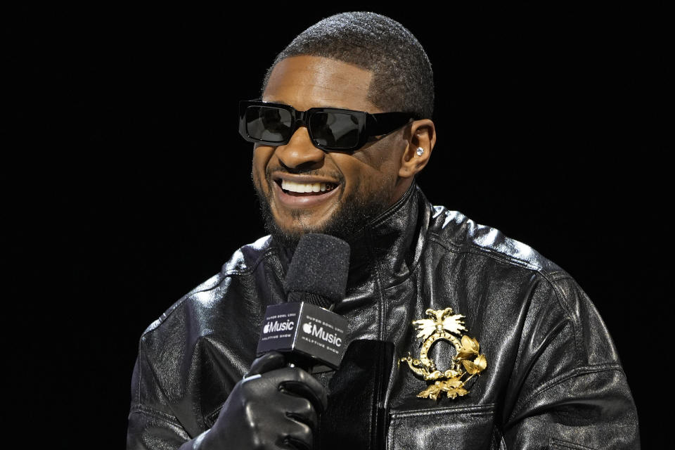 Usher habla en una conferencia de prensa previa al Super Bowl 58 de la NFL el jueves 8 de febrero de 2024, en Las Vegas. Usher se presentará durante el espectáculo de medio tiempo del Super Bowl. (Foto AP/John Locher)