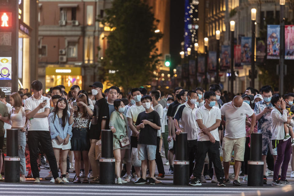 Shoppers and pedestrians in Shanghai, China (Qilai Shen / Bloomberg via Getty Images file )