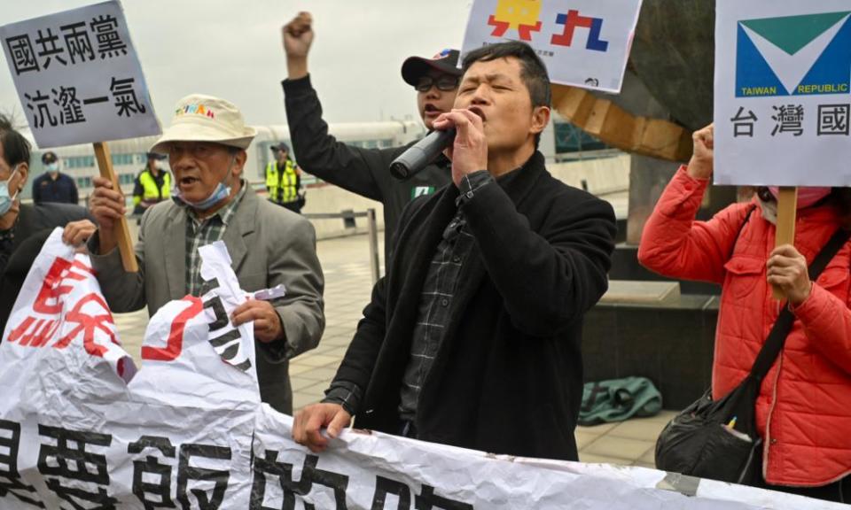 Taiwan independence activists gather outside Taoyuan airport to protest against Ma Ying-jeou’s visit to China.