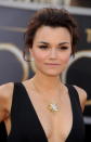 <i>Dije impactante.</i> La actriz que brilló en el elenco de Les Miserables por su interpretación y su voz, <i>Samantha Barks</i>, deslumbró con un vestido de Valentino, cuyo escote insinuaba sus dotes naturales. Sin embargo, este gesto no hubiese estado completo de no ser por una gargantilla con un maravilloso dije brillante en forma de sol. Una excelente elección.