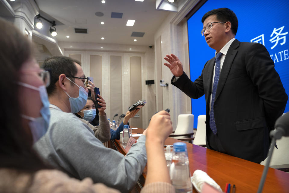 Wu Yanhua, subdirector del Programa Chino de Exploración Lunar, habla con periodistas acerca de la misión lunar de la nave Chang'e 5, que trajo a Tierra muestras de la Luna, el 17 de diciembre del 2020 en Beijing. (AP Photo/Mark Schiefelbein)