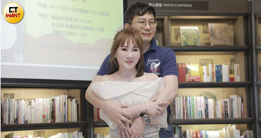 王宥忻今舉辦簽書會遇上結婚10周年，老公特地送上鑽戒。（圖／林士傑攝）