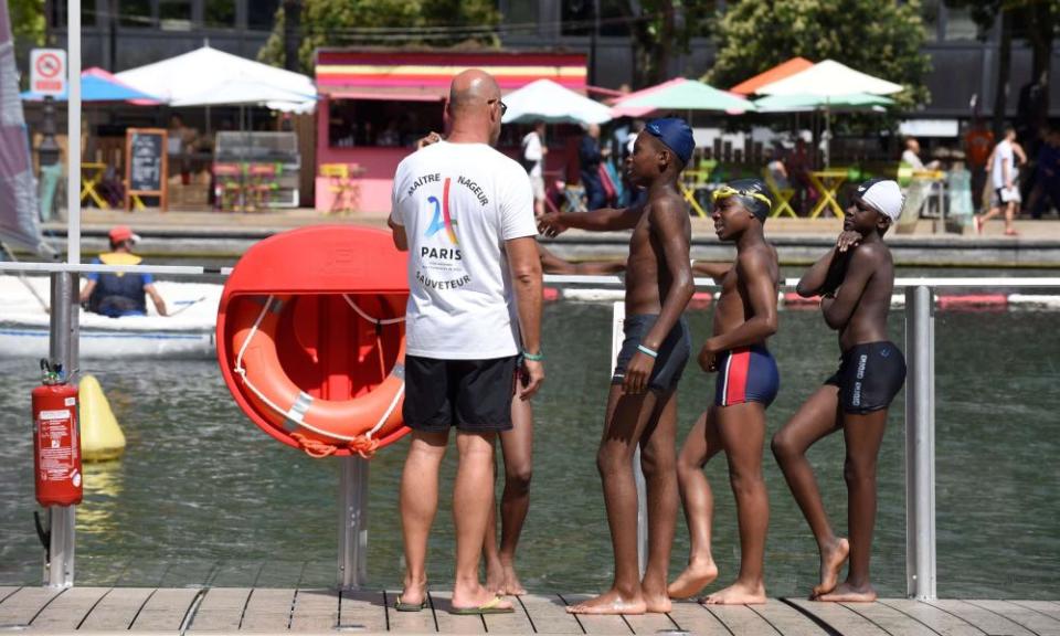 A lifeguard and young swimmers at La Villetteswimming spot