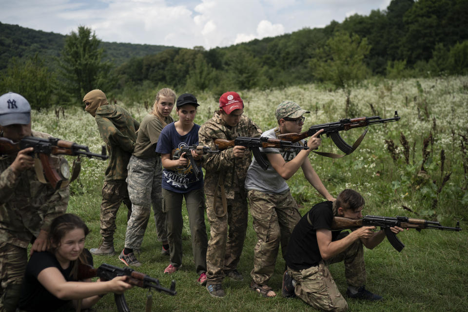 Simulación de combate de los jóvenes que participan en campamentos de verano en los que organizaciones nacionalistas de Ucrania les enseñan a combatir a los rusos y sus partidarios. Foto del 29 de julio del 2018 en Ternopil, Ucrania. (AP Photo/Felipe Dana)