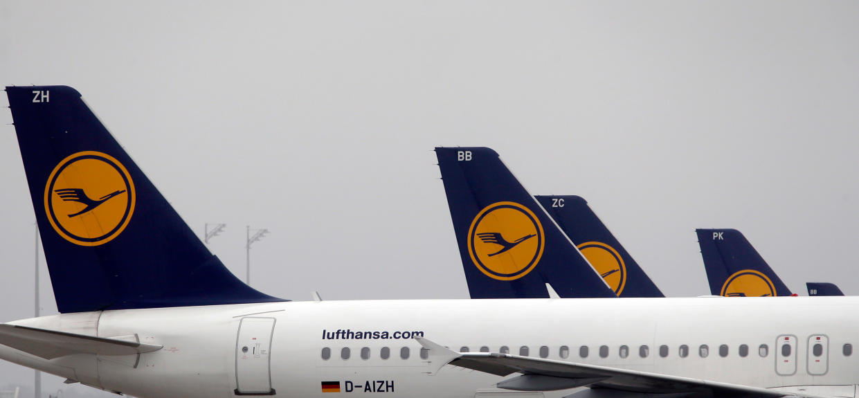 Lufthansa-Maschinen auf dem sicheren Boden des Münchner Flughafens. (Bild: AP Photo/Matthias Schrader)