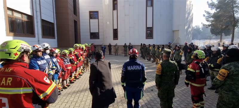 墨西哥搜救隊在當地替Proteo辦了簡單而隆重的告別式。（圖／翻攝自臉書USAR FT1 CRM）