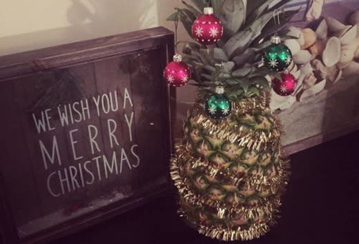 People are dressing up pineapples like Christmas trees, and it’s the cutest DIY holiday decoration